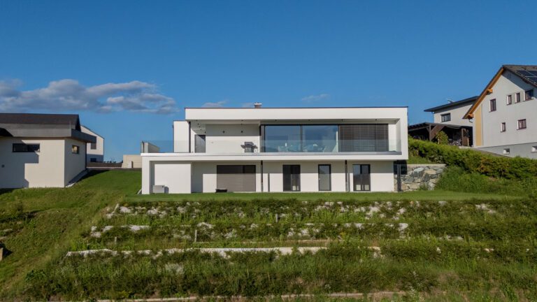 Einfamilienhaus mit Infinity-Pool – Individuell geplant
