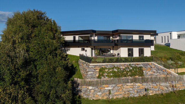 Individuelle Einfamilienhäuser am Hang: präzise Planung, Visualisierung und Baukoordination für effiziente, hochwertige Architektur mit Panorama. Top.