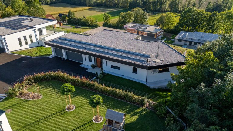 Individuelle Einfamilienhäuser am Hang: präzise Planung, Visualisierung und Baukoordination für effiziente, hochwertige Architektur mit Panorama. Top.