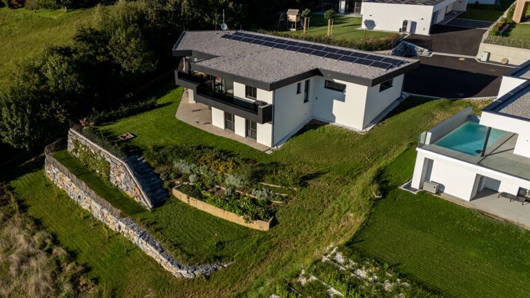 Individuelle Einfamilienhäuser am Hang: präzise Planung, Visualisierung und Baukoordination für effiziente, hochwertige Architektur mit Panorama. Top.